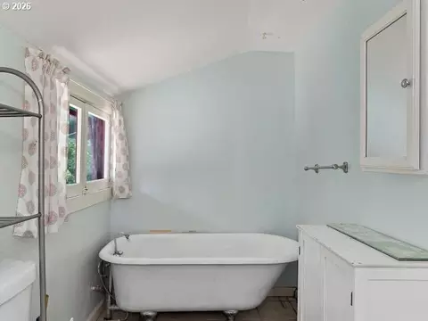 Bath - 817 NW Earl Ave, Gresham, OR 97030 photo 3 of 3