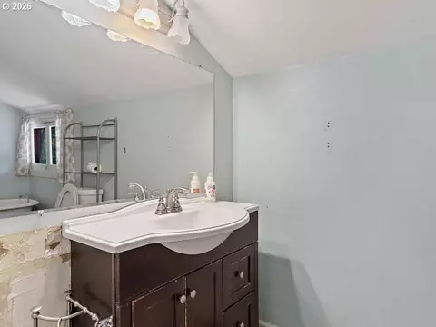 Bath - 817 NW Earl Ave, Gresham, OR 97030 photo 2 of 3