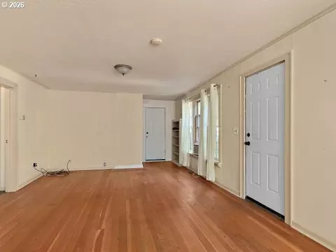Living - 817 NW Earl Ave, Gresham, OR 97030 photo 3 of 4