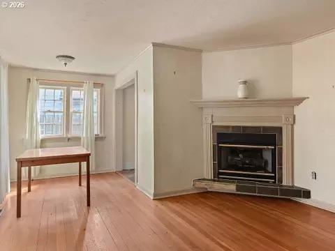 Living - 817 NW Earl Ave, Gresham, OR 97030 photo 2 of 4