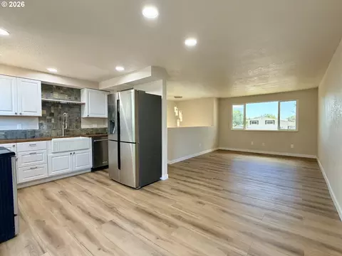 Living - 520 Patsy Ct, Hermiston, OR 97838 photo 3 of 5