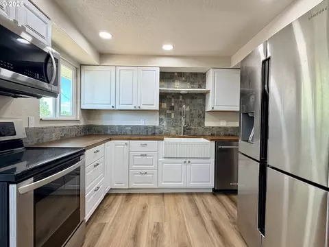 Kitchen - 520 Patsy Ct, Hermiston, OR 97838 photo 2 of 2