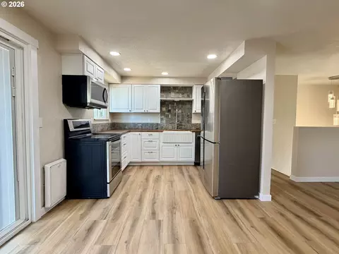 Kitchen - 520 Patsy Ct, Hermiston, OR 97838 photo 1 of 2