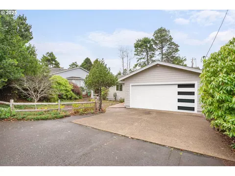 5655 Palisades Dr, Lincoln City, OR 97367