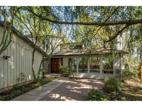 2748 SW 84th Pl, Portland, OR 97225