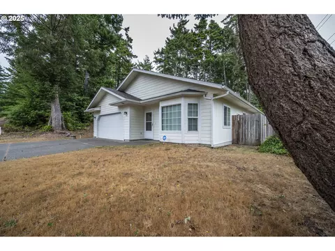 903 Chickses Dr, Coos Bay, OR 97420
