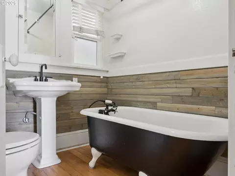 Bath - 205 NW 12th St, Gresham, OR 97030 photo 2 of 4