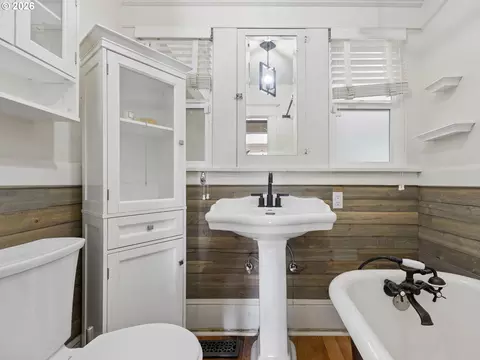 Bath - 205 NW 12th St, Gresham, OR 97030 photo 3 of 4