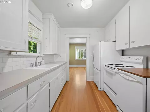 Kitchen - 205 NW 12th St, Gresham, OR 97030 photo 4 of 4