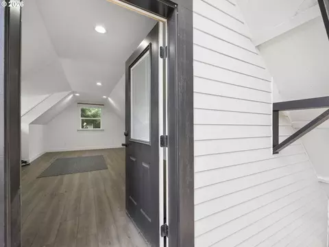 Entry Way - 205 NW 12th St, Gresham, OR 97030 photo 4 of 4