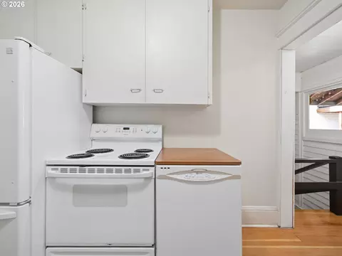 Kitchen - 205 NW 12th St, Gresham, OR 97030 photo 3 of 4