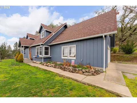 1056 Shoestring Rd, Riddle, OR 97469