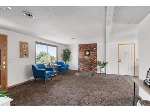 Living - 25 Canyon Dr, Heppner, OR 97836 photo 2 of 4