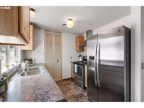 Kitchen - 25 Canyon Dr, Heppner, OR 97836 photo 2 of 3