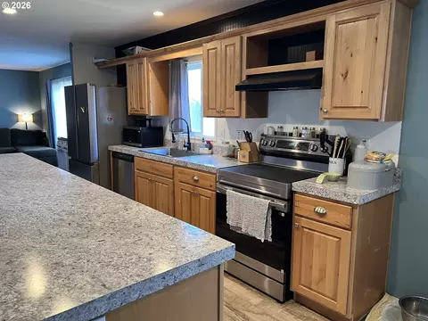 Kitchen - 92063 Spicer Ln, Springfield, OR 97478 photo 3 of 5