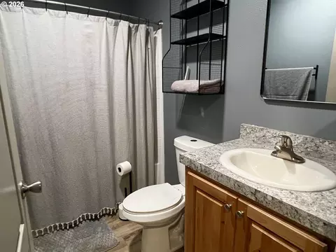 Bath - 92063 Spicer Ln, Springfield, OR 97478 photo 3 of 3