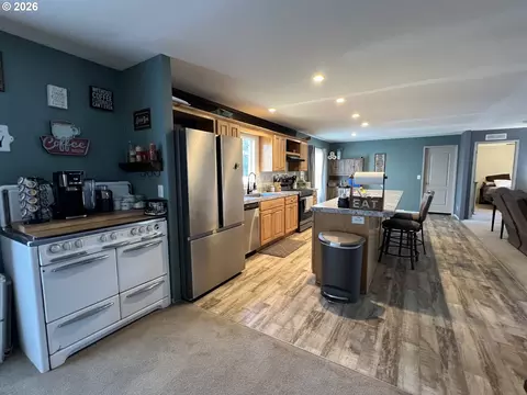 Kitchen - 92063 Spicer Ln, Springfield, OR 97478 photo 5 of 5
