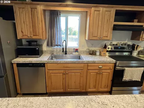 Kitchen - 92063 Spicer Ln, Springfield, OR 97478 photo 4 of 5