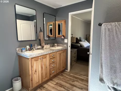 Bath - 92063 Spicer Ln, Springfield, OR 97478 photo 2 of 3