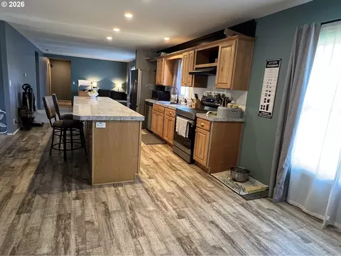 Kitchen - 92063 Spicer Ln, Springfield, OR 97478 photo 1 of 5