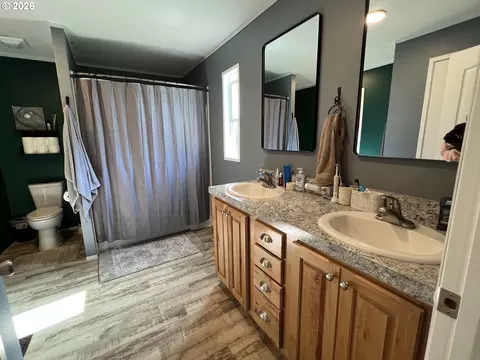 Bath - 92063 Spicer Ln, Springfield, OR 97478 photo 1 of 3