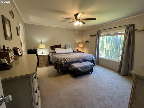 Bedroom - 92063 Spicer Ln, Springfield, OR 97478 photo 1 of 4