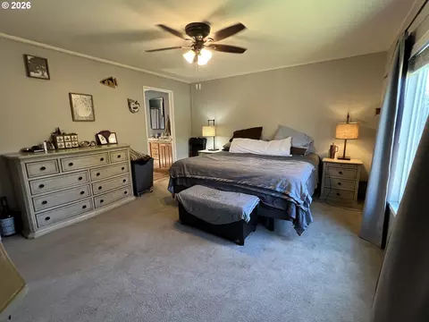 Bedroom - 92063 Spicer Ln, Springfield, OR 97478 photo 2 of 4