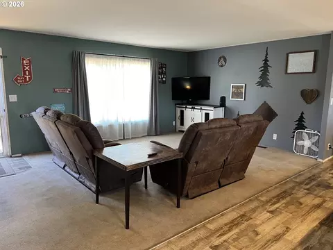 Living - 92063 Spicer Ln, Springfield, OR 97478 photo 1 of 2