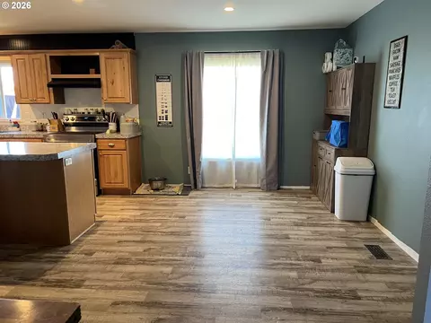Kitchen - 92063 Spicer Ln, Springfield, OR 97478 photo 2 of 5