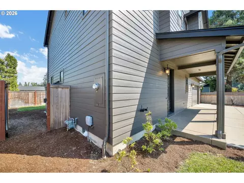 Exterior - 503 Honeysuckle Ln, Eugene, OR 97401 photo 9 of 9