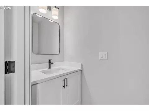 Bath - 503 Honeysuckle Ln, Eugene, OR 97401 photo 1 of 6