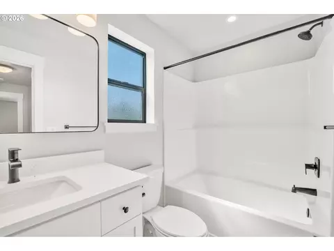 Bath - 503 Honeysuckle Ln, Eugene, OR 97401 photo 2 of 6