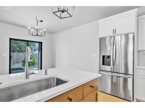 Kitchen - 503 Honeysuckle Ln, Eugene, OR 97401 photo 3 of 6