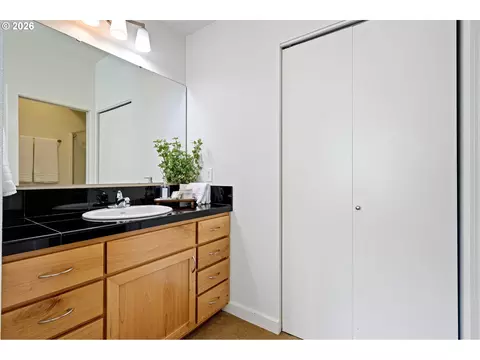 Bath - 327 Rustic Pl #35, Eugene, OR 97401 photo 2 of 6
