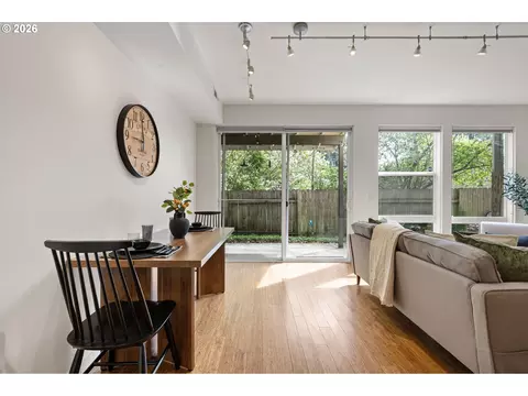 Dining - 327 Rustic Pl #35, Eugene, OR 97401 photo 1 of 1