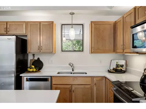 Kitchen - 327 Rustic Pl #35, Eugene, OR 97401 photo 6 of 9