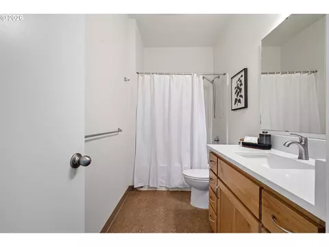 Bath - 327 Rustic Pl #35, Eugene, OR 97401 photo 4 of 6