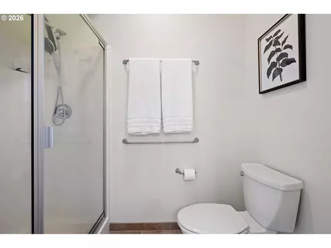 Bath - 327 Rustic Pl #35, Eugene, OR 97401 photo 1 of 6