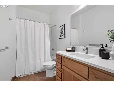 Bath - 327 Rustic Pl #35, Eugene, OR 97401 photo 5 of 6