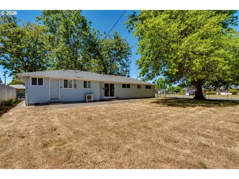 Exterior - 2093 Grove St, Eugene, OR 97404 photo 4 of 9