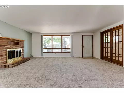 Living - 2093 Grove St, Eugene, OR 97404 photo 3 of 7