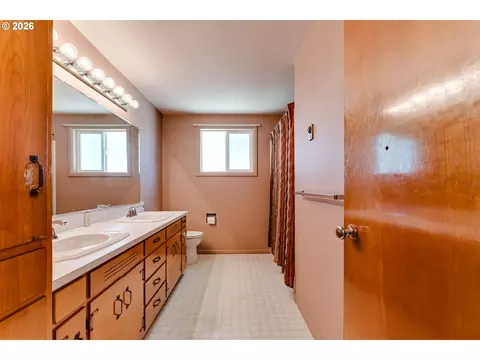 Bath - 2093 Grove St, Eugene, OR 97404 photo 2 of 3
