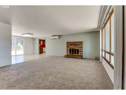 Living - 2093 Grove St, Eugene, OR 97404 photo 1 of 7