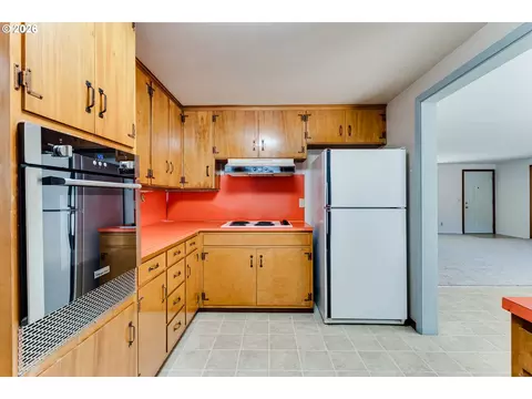 Kitchen - 2093 Grove St, Eugene, OR 97404 photo 2 of 3