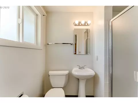 Bath - 2093 Grove St, Eugene, OR 97404 photo 1 of 3