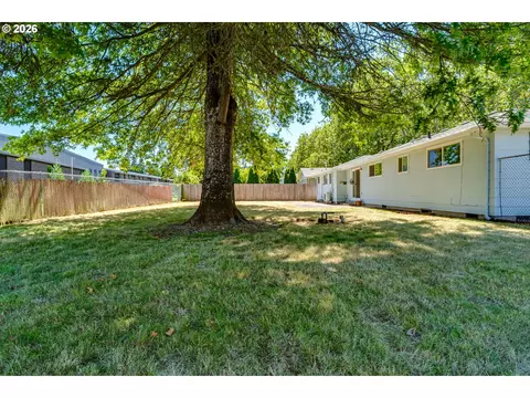 Exterior - 2093 Grove St, Eugene, OR 97404 photo 7 of 9