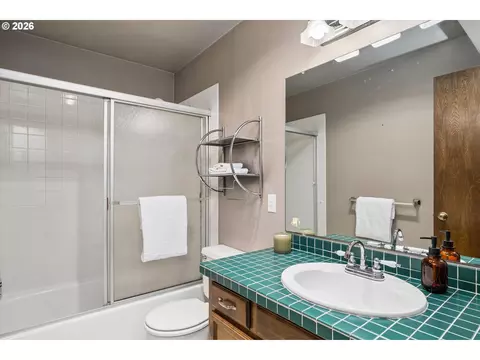 Bath - 3377 W 25th Ave, Eugene, OR 97405 photo 4 of 4