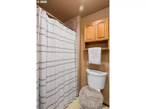 Bath - 3377 W 25th Ave, Eugene, OR 97405 photo 3 of 4