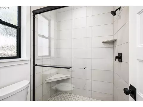Bath - 1578 Cal Young Rd, Eugene, OR 97401 photo 2 of 4