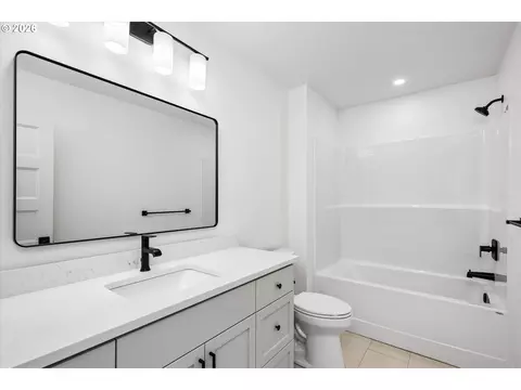 Bath - 1578 Cal Young Rd, Eugene, OR 97401 photo 4 of 4